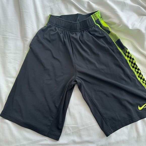 Nike sports shorts size L - Picture 1 of 2